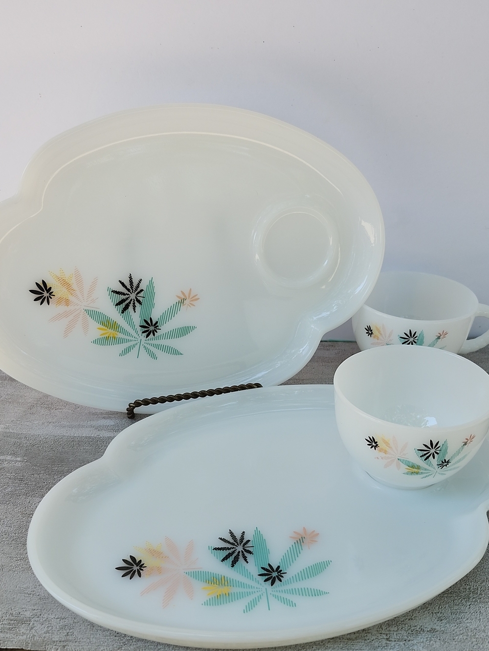 MID-CENTURY FEDERAL GLASS ATOMIC DESIGN SET OF 2 SNACK SETS